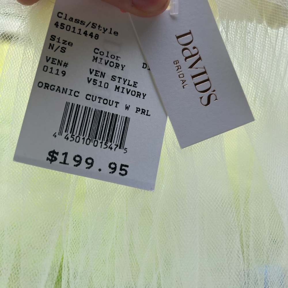 NWT Davids Bridal Veil 39L
